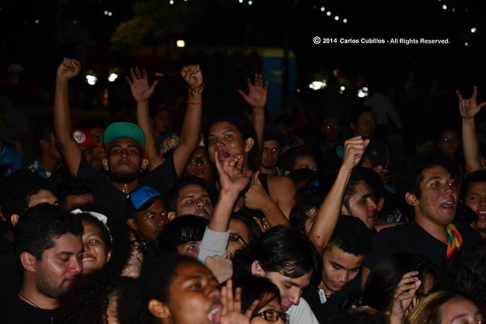 Público con las manos arriba en Urbana Rock 2014