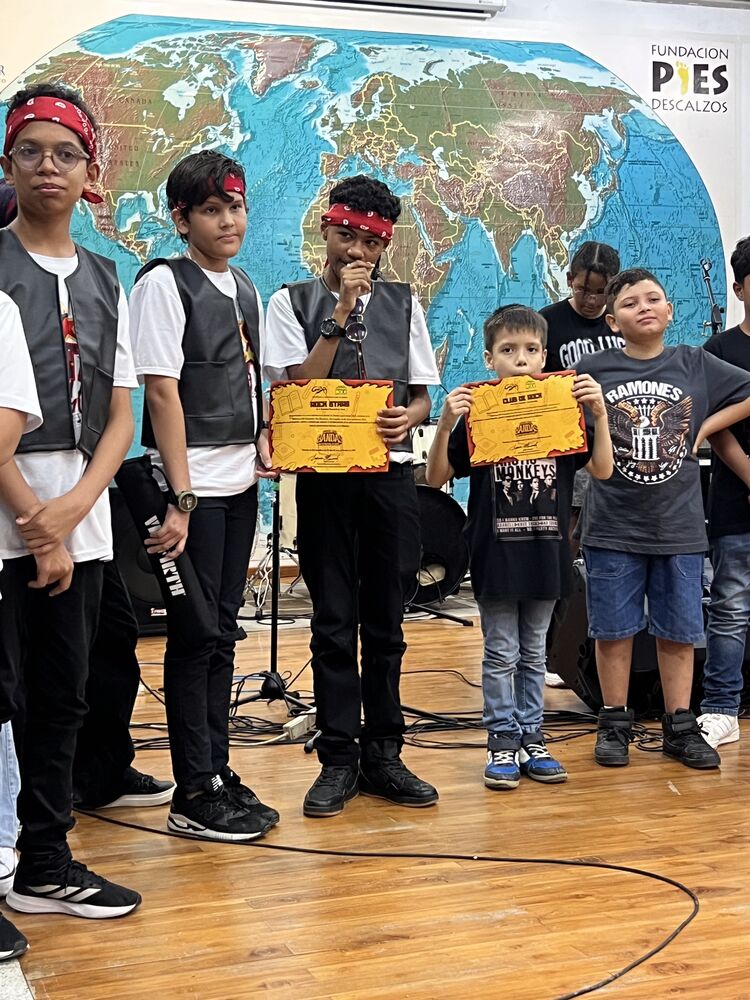 Banda recibiendo su certificado en las audiciones intercolegiales